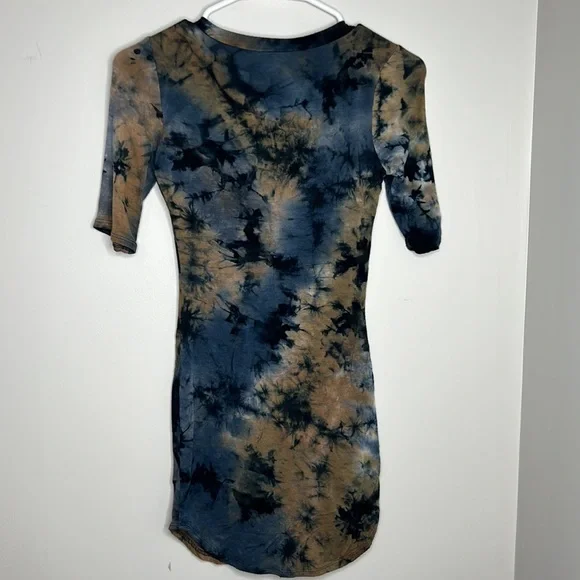 Windsor dress. Size small. Tie-die earthy tones. Soft, T-shirt material. - Picture 2 of 3